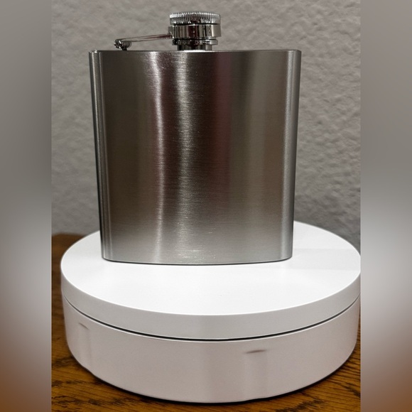 SILVER CUSTOM ENGRAVED FLASK 6 oz - Picture 1 of 4